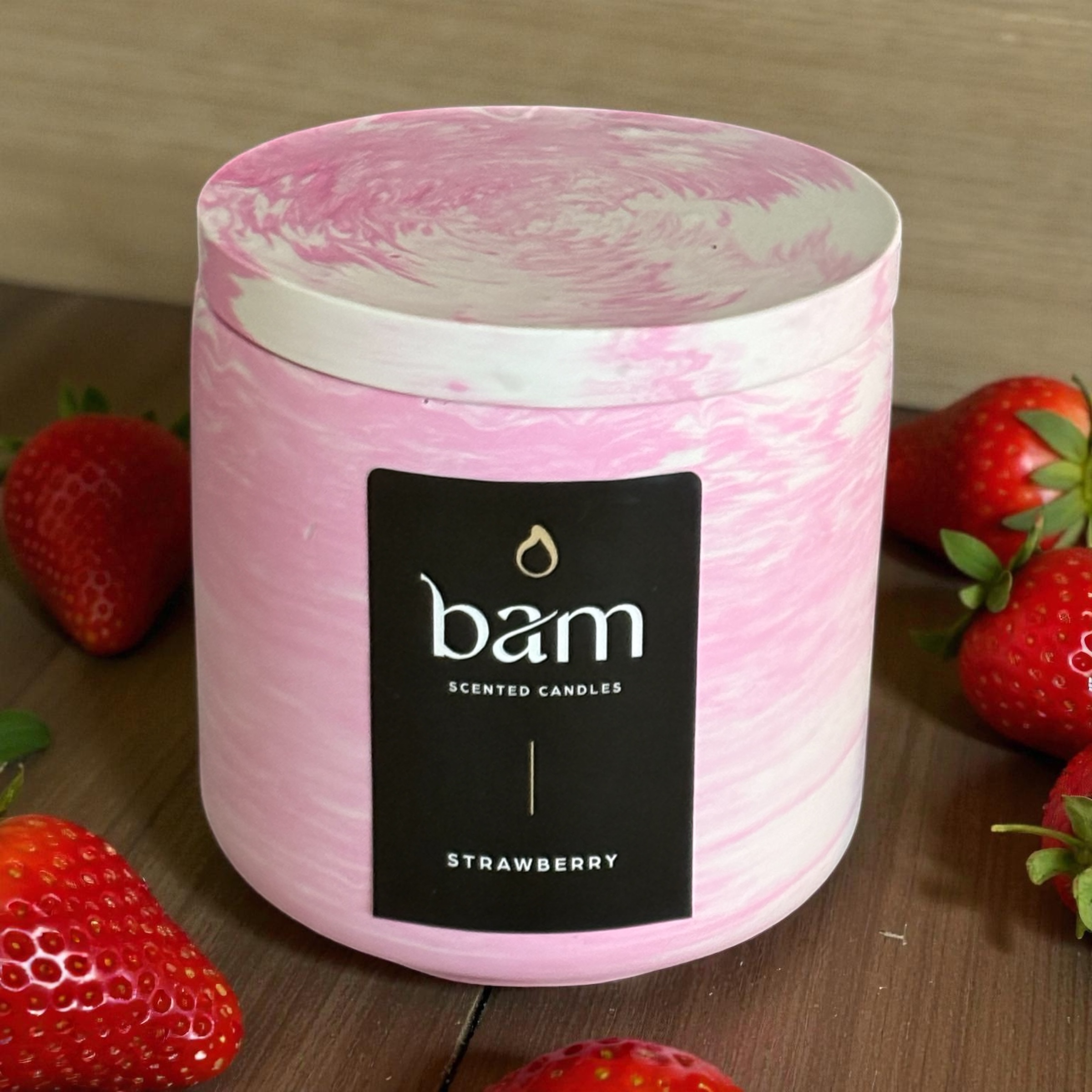 Geschenkset met STRAWBERRY geurkaars, decoratieve kaars en schaaltje